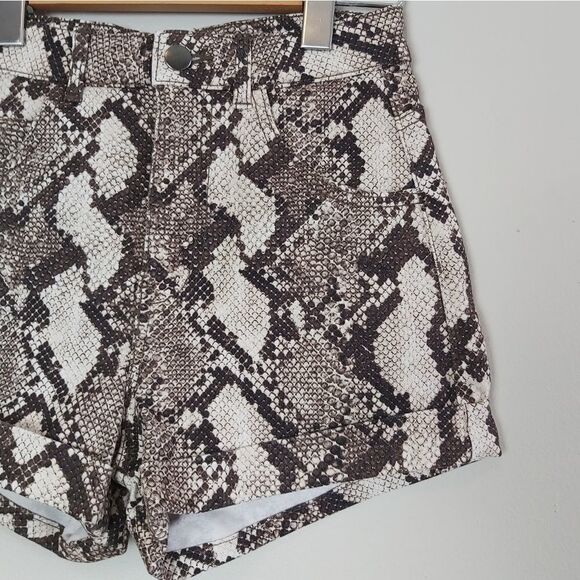 H&M high waist snakeskin pattern shorts 4 - Picture 3 of 11